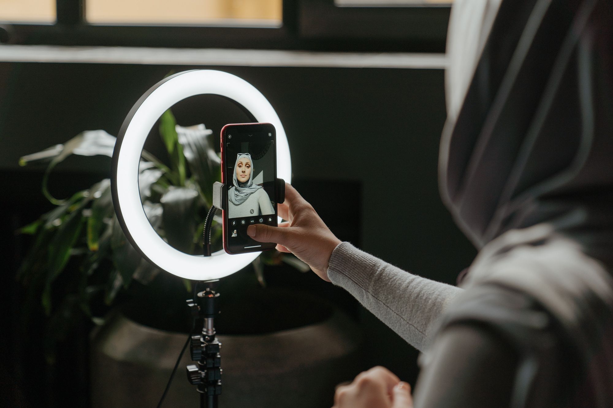 Ring light is the perfect lighting setup for beauty vloggers