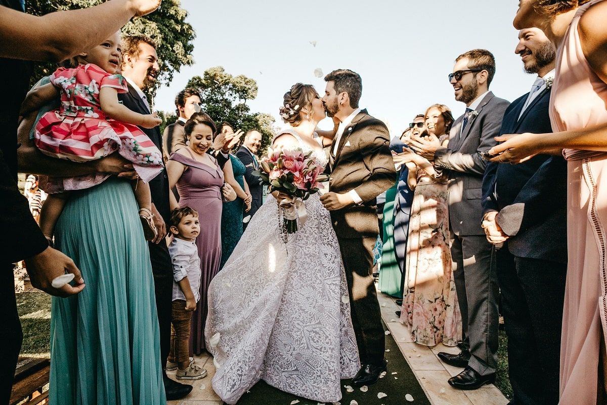 wedding first kiss