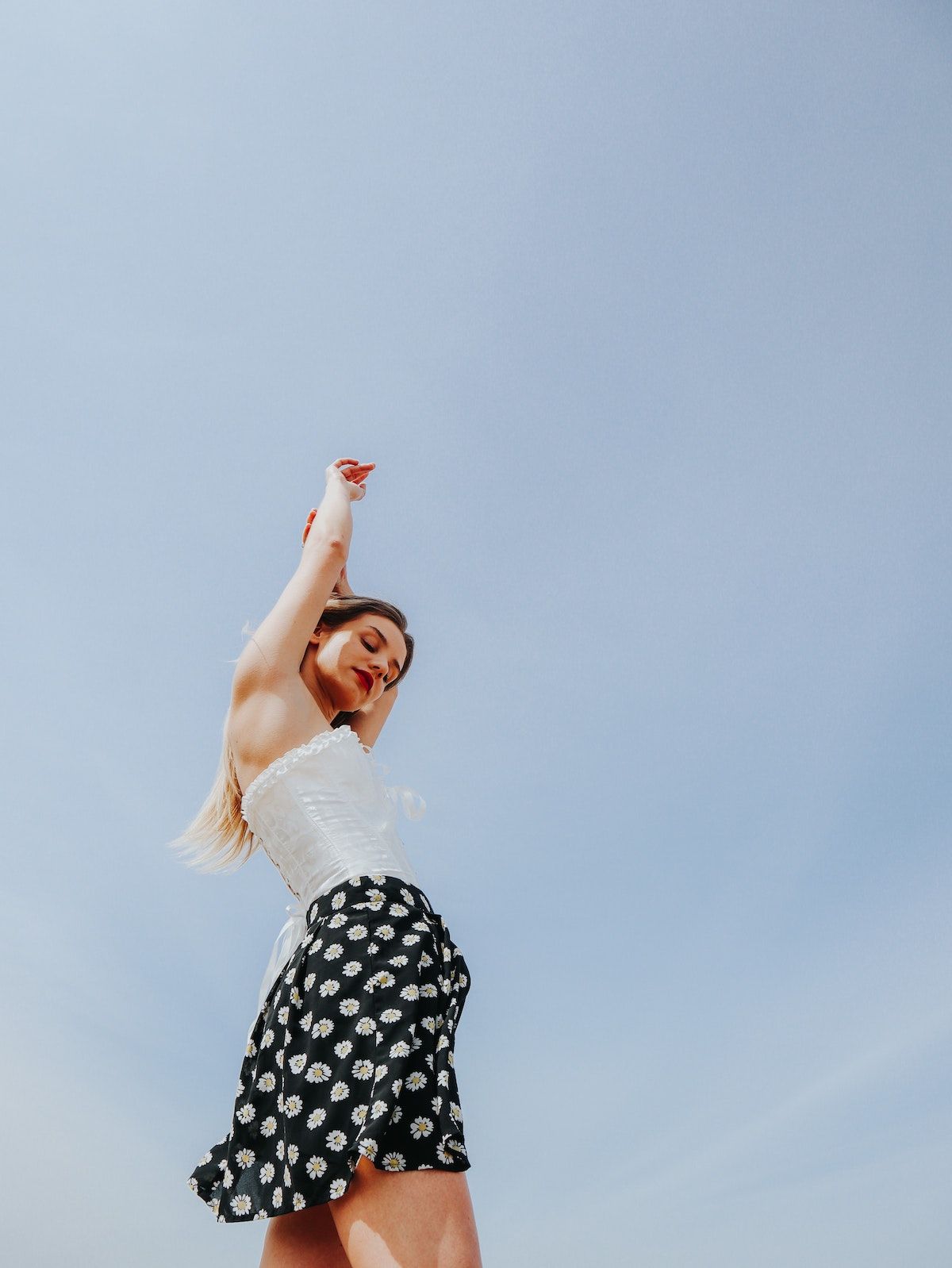 Photo Poses For Girls: 100+ Stylish Photoshoot Ideas for Girls