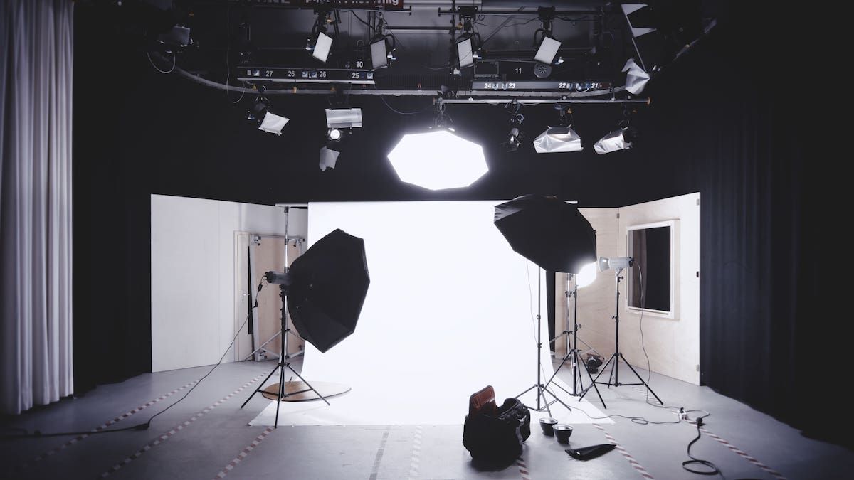 5 professional lighting setups for interviews - Videomaker